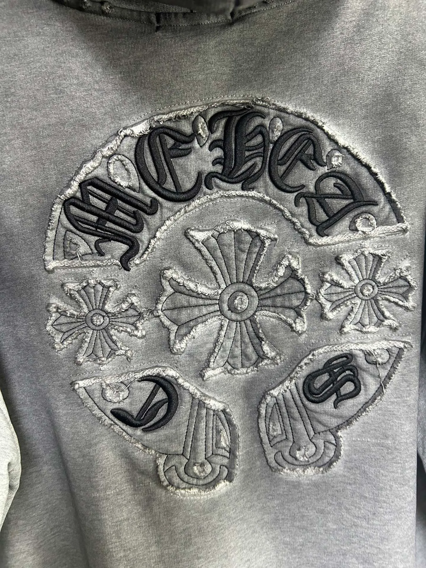 P310 𝗖𝗵𝗿𝗼𝗺𝗲 𝗛𝗲𝗮𝗿𝘁𝘀/Cro Heart 2025 Cross Patch Embroidery Summer New Original Single Counter American Acid Washed Distressed Laser Burnt Patch Embroidery Couple Casual Hooded Sweatshirt 👑The highest version! Customized fabric 440g tripe terry fabric! American acid-washed and distressed original fabric laser burnt ✟appliqué embroidery and exquisite embroidery of letters! The best-selling model at the counter. It is very comfortable to wear. It is low-key yet luxurious. It is very classy when worn. The large size and tailoring are needless to say. The upper body is exquisite and vivid. 👍High-end first-class materials. A truly palace-level product. The cotton from Turkey is of outstanding quality. After heavy washing, the clothes are very soft! Not picky, the upper body is absolutely stylish and extremely luxurious. Auxiliary materials: The original model has been authenticated and labeled ➕100% silk washed with water label. Genuine purchase-grade original hangtag➕matching hanging rope➕3D hanging beads➕original packaging bag. Craftsmanship: The original version has consistent wiring! The highest version of the armhole matching technique! Countless times of pattern making to 100% restore the original appearance! The correct version is the same for men and women, super eye-catching, super good-looking, and super atmospheric! Color: black, white and gray Size, XS S M L